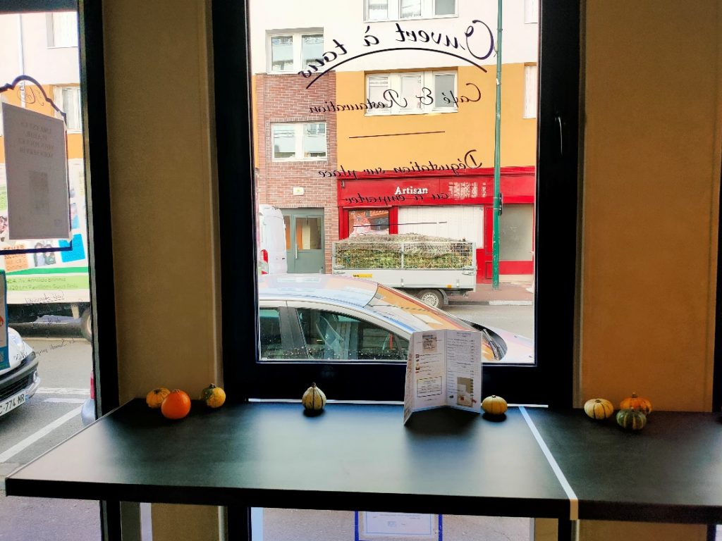 L’automne est là, les tourbillons de feuilles rougeoyantes vont donner du fil à retordre aux équipes des espaces verts. L’automne est là accompagné de ses citrouilles et histoires de ....